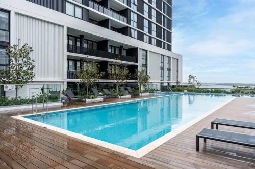 Bazen, Modern 2BR with Balcony, Pool & Parking in Cronulla