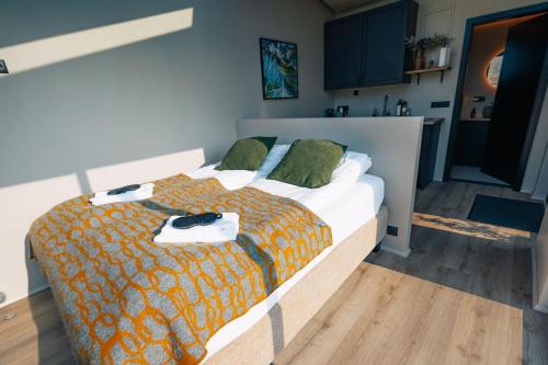 Night & Day lodge - glass roof with hot tub in Reykholt