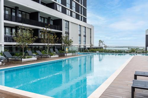 Bazen, Modern 2BR with Balcony, Pool & Parking in Cronulla