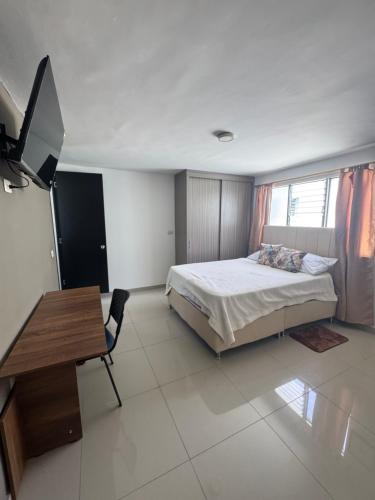 Amplio apartamento en la 70 Estadio Laureles para grupos familiares o amigos, Medellín (fotografie 7)
