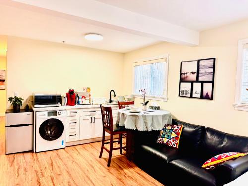 13 Mins to Downtown-Free Parking near Joyce Skytrain -2 Beds – khách sạn tại Renfrew-Collingwood