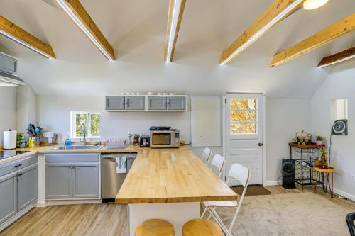Retreat with Deck and Grill 1 Mi to Hunter Mtn Resort in Hunter, USA