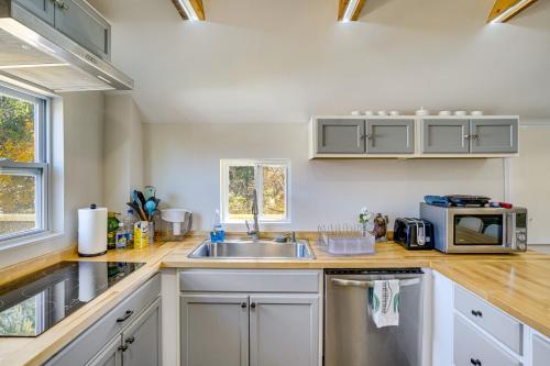 Retreat with Deck and Grill 1 Mi to Hunter Mtn Resort in Hunter, USA