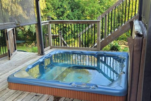 Pezsgőfürdő, Summer Getaway with Pool and Nearby Attractions in Cobourg (ON)