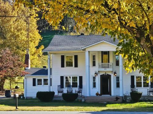 The Hudson House, Country Colonial Retreat