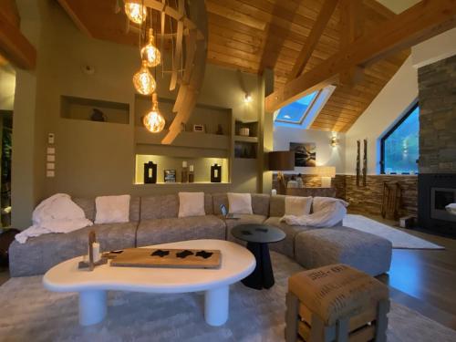 Chalet de luxe contemporain vue 360 degrés sur les montagnes (Chalet de luxe contemporain vue 360 degres sur les montagnes) in Camparan