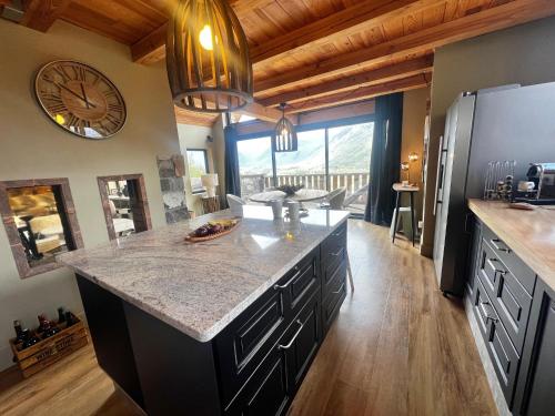 Chalet de luxe contemporain vue 360 degrés sur les montagnes (Chalet de luxe contemporain vue 360 degres sur les montagnes) in Camparan