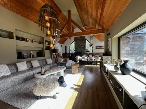 Chalet de luxe contemporain vue 360 degrés sur les montagnes (Chalet de luxe contemporain vue 360 degres sur les montagnes) in Camparan
