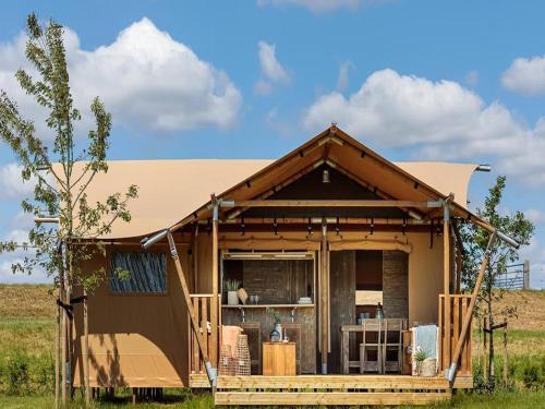 Nice tent lodge with bathroom, near a lake gîte à louer Reisbergen