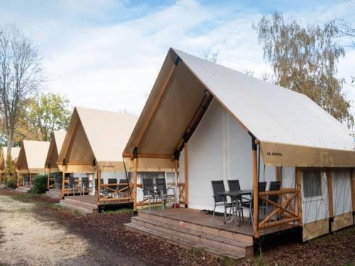 Tent lodge with airco, lakeside gîte à louer Reisbergen