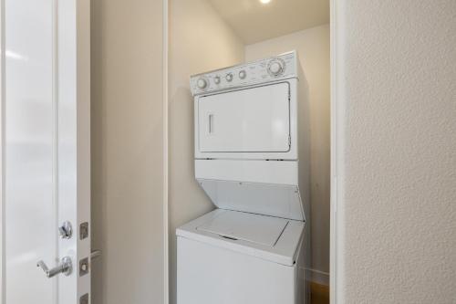 (H90) Single Story Townhome Near Beautiful Fountain Condo - image 11