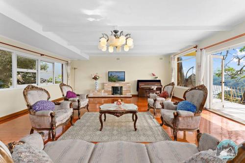 Spacious 4-Bed Home Water Views in Castle Cove