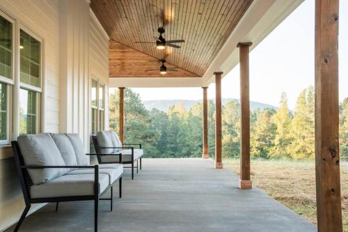 Private Retreat! Pool, Hot Tub, Awesome Views, Washer & Dryer, Wi-Fi, Near Rome, GA in Summerville, USA