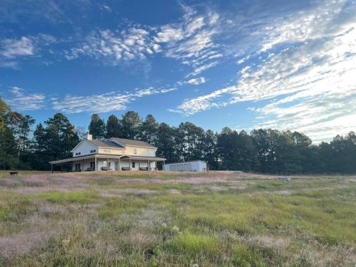 Private Retreat! Pool, Hot Tub, Awesome Views, Washer & Dryer, Wi-Fi, Near Rome, GA in Summerville, USA