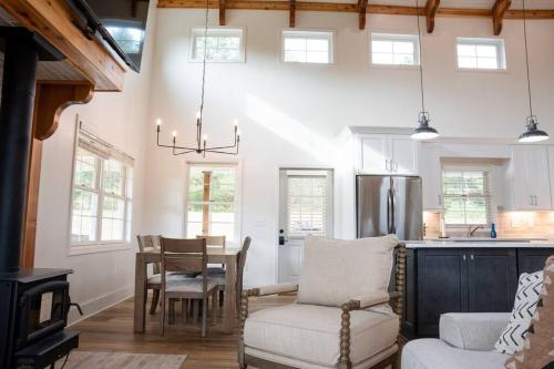 Private Retreat! Pool, Hot Tub, Awesome Views, Washer & Dryer, Wi-Fi, Near Rome, GA in Summerville, USA