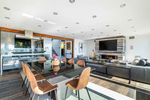 6MiL Big City Views West Hollywood Hills Villa 4BR in Los Angeles, USA