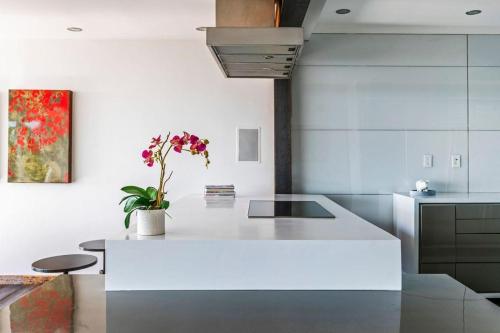 6MiL Big City Views West Hollywood Hills Villa 4BR in Los Angeles, USA