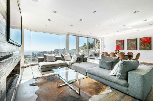 6MiL Big City Views West Hollywood Hills Villa 4BR in Los Angeles, USA