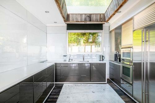 6MiL Big City Views West Hollywood Hills Villa 4BR in Los Angeles, USA