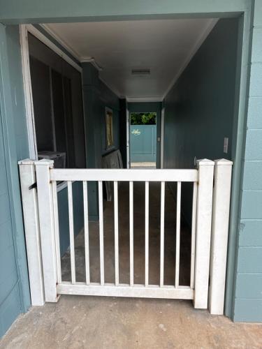 Newly renovated 1 bedroom with air conditioning and kitchenette in 凱盧阿