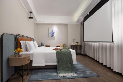 Anya Hotel -Next to Jiefang West Bar Street 2 minutes to the subway station free coffee free laundry free gym huge windows - image 2