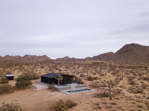 Sacred Haven l Cabin w Cowboy Pool at Park Entrance in Joshua Tree, USA