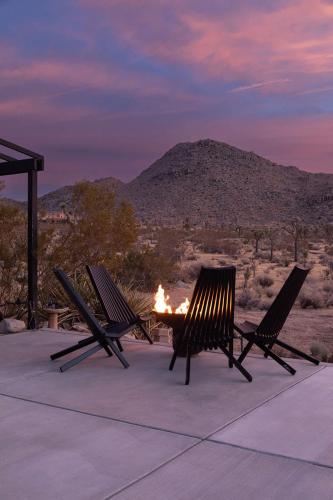 Sacred Haven l Cabin w Cowboy Pool at Park Entrance in Joshua Tree, USA