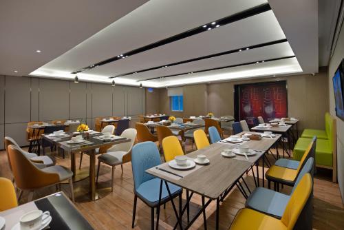 Anya Hotel -Next to Jiefang West Bar Street 2 minutes to the subway station free coffee free laundry free gym, huge windows Anya Hotel -Next to Jiefang West Bar Street 2 minutes to the subway station free coffee free laundry free gym, huge windows