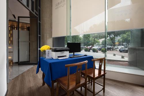 Anya Hotel -Next to Jiefang West Bar Street 2 minutes to the subway station free coffee free laundry free gym, huge windows Anya Hotel -Next to Jiefang West Bar Street 2 minutes to the subway station free coffee free laundry free gym, huge windows