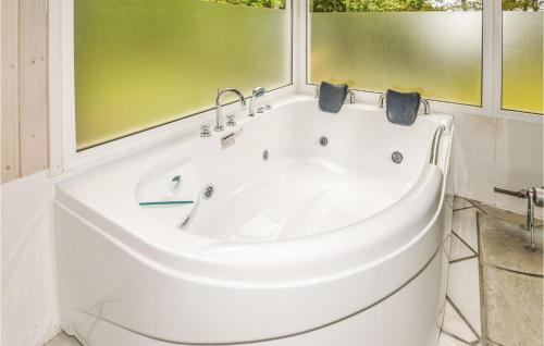 Pezsgőfürdő, Stunning Home In Saltum With Sauna in Gronhoj