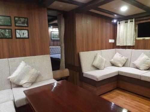 Létesítmények, M B Sundori in Gosaba