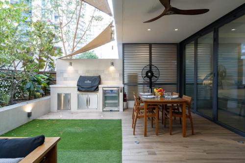 Lovey Unique Property- Garden and Barbeque Area, Dubai (photo 7)