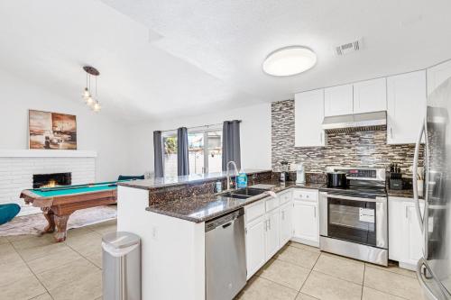 Vacation Home in Vegas w Pool 2 mile to Strip, Las Vegas (foto 7)