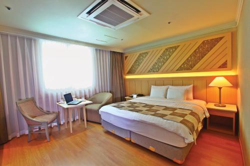 room detail thumbnail 0