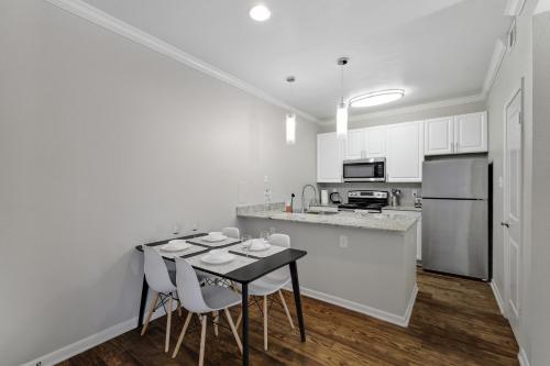 Chic 1BD Retreat With Pool & Gym, Heart of Medical City Plano in Plano, USA