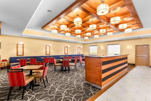 Comfort Suites Katy - image 12