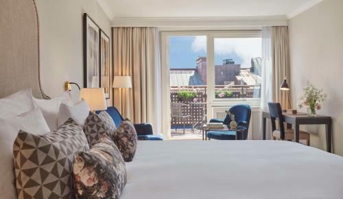 Deluxe King Room with Balcony image 5