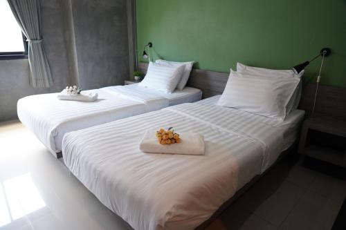 2 twin beds