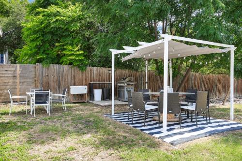 Cozy Apt Nr Alamo, Dt River Walk Wifi Bbq Games in San Antonio, USA