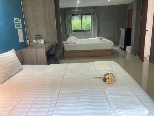 1 double bed, 2 twin beds