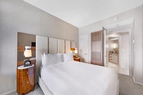 Beachfront Condo with Spacious Balcony Beachfront Condo with Spacious Balcony