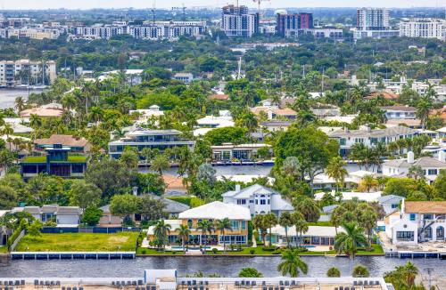 Beachfront Condo with Spacious Balcony Beachfront Condo with Spacious Balcony