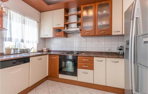 virtuve, Beautiful Home In Tinj in Gorica