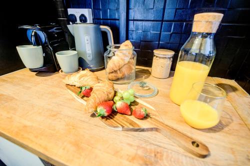 Brick Lane Apartment - image 13