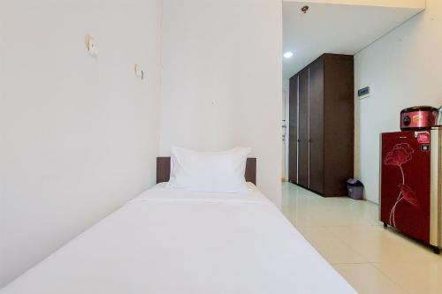 Minimalist and Warm Studio Room (No Kitchen) Kubikahomy Apartment By Travelio