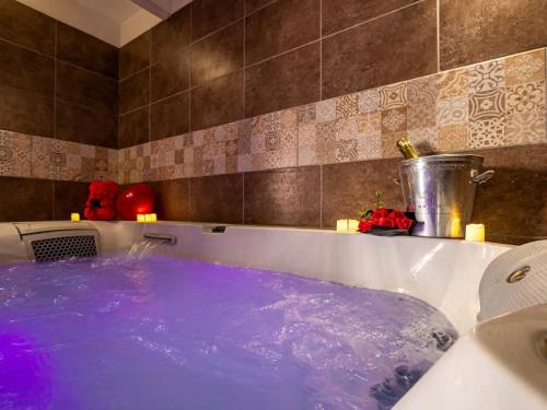 Karstais baseins, L'Évasion Sauna & Spa (L'Evasion Sauna & Spa) in Saint-Rambert-d'Albon (Rhone-Alpes)
