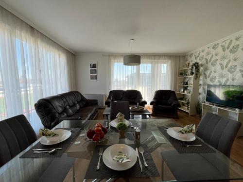 Great Forest View Penthouse Apartment in เซสตาเคิร์ต
