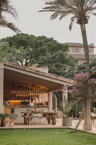 مطعم, Cal Reiet Holistic Retreat in كالا سانتانيي