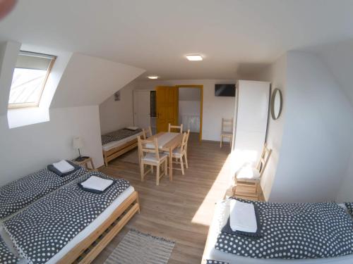 4 twin beds