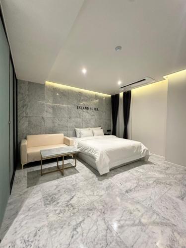 Island Hotel (1)